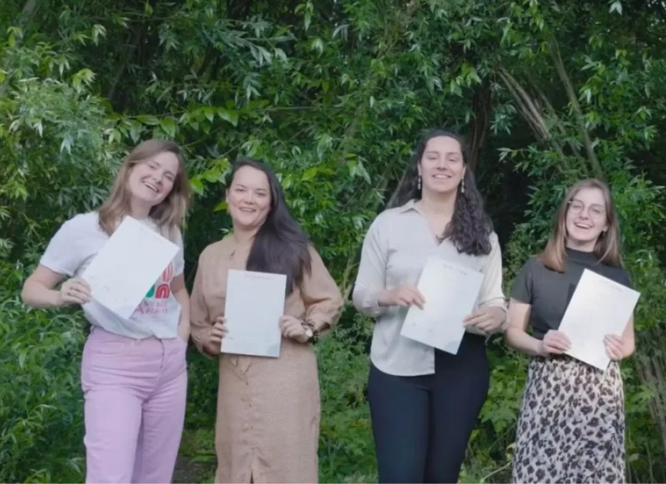 Uitreiking certificaat voor de opleiding webredactie