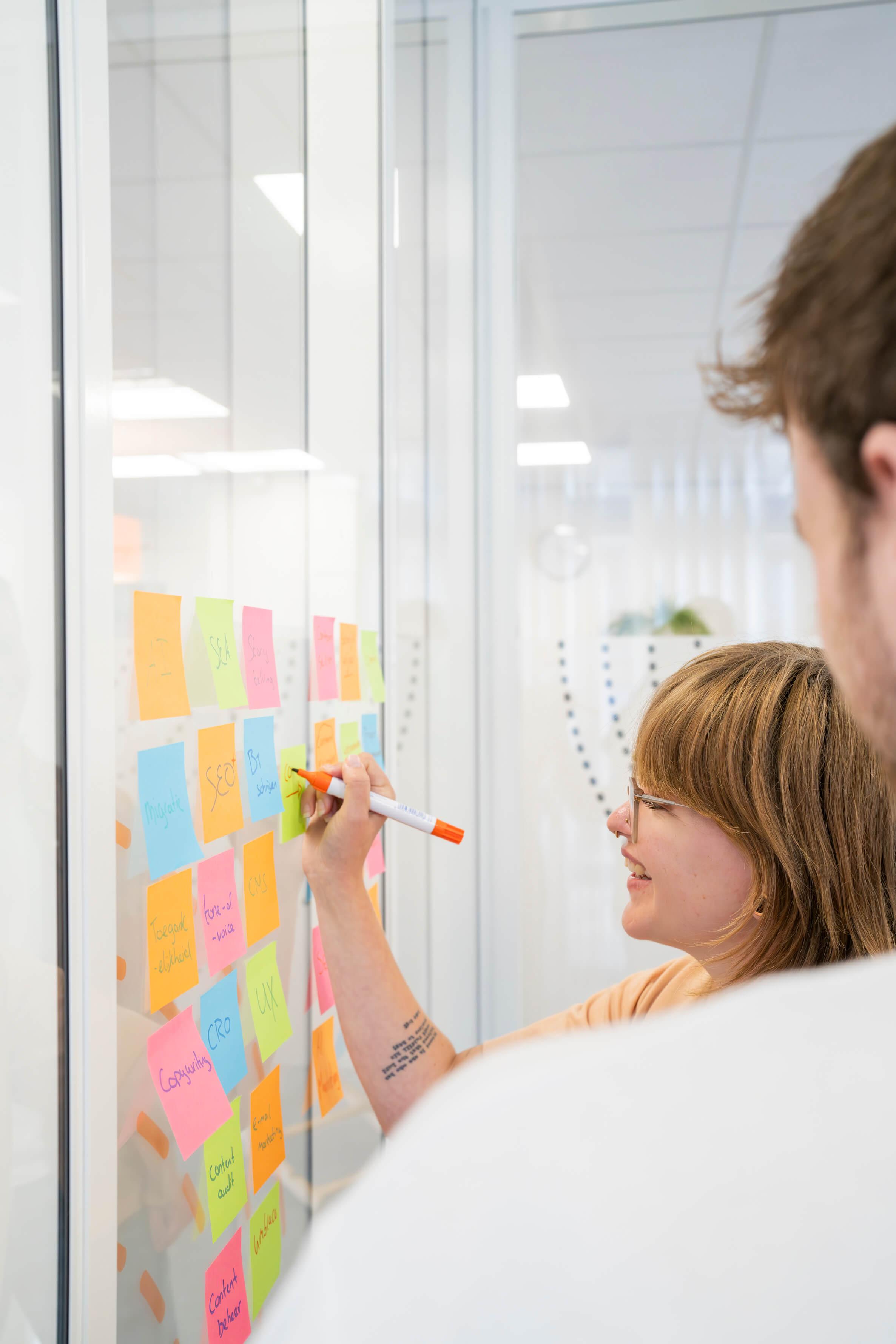 Vrouw schrijft op post-its