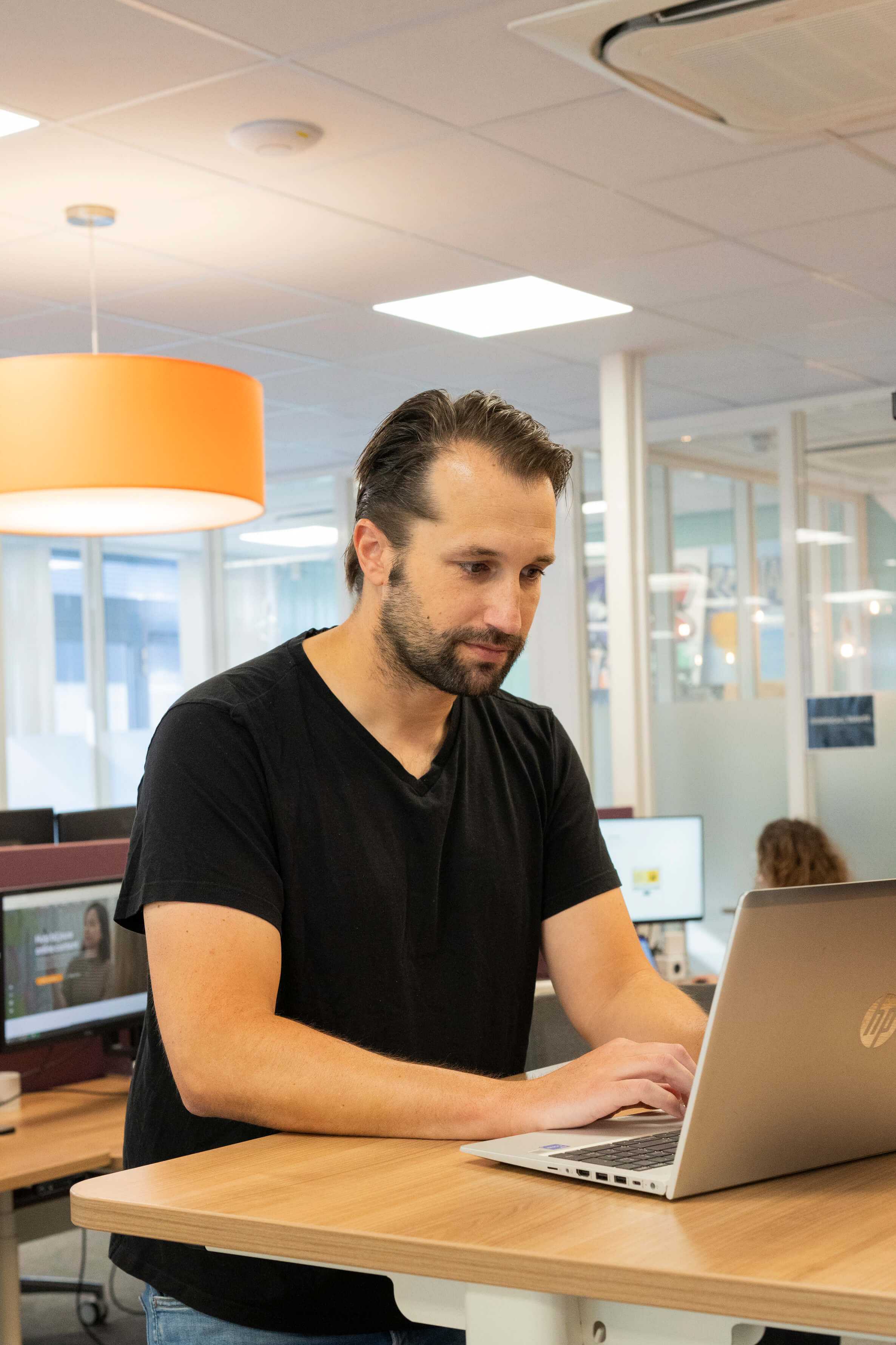 Man werkt achter laptop