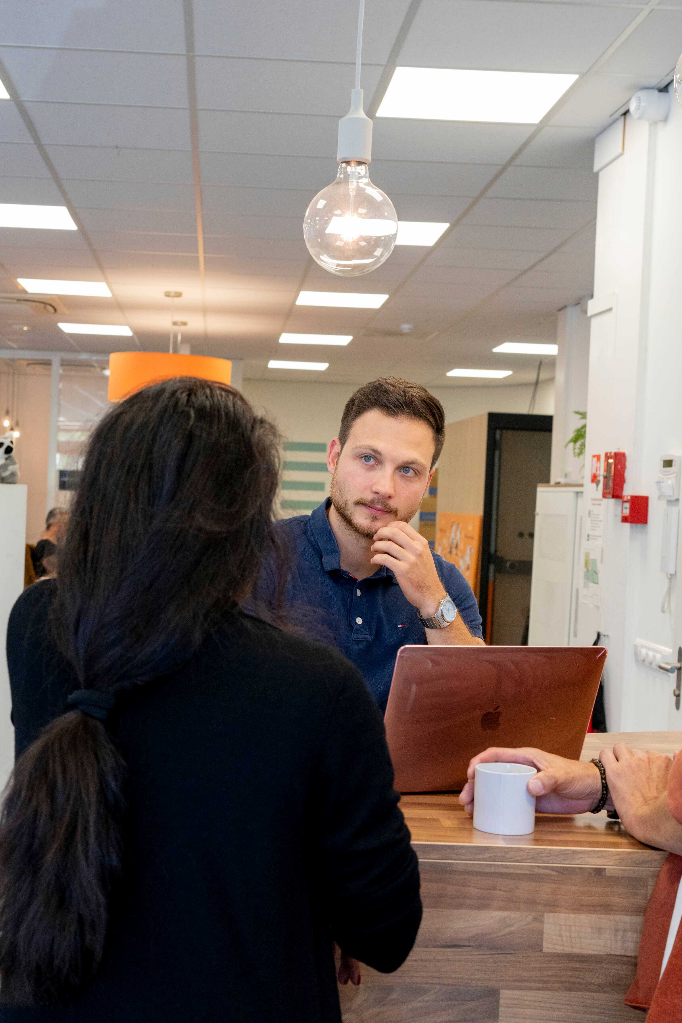 Collega's in gesprek aan een keukenbar