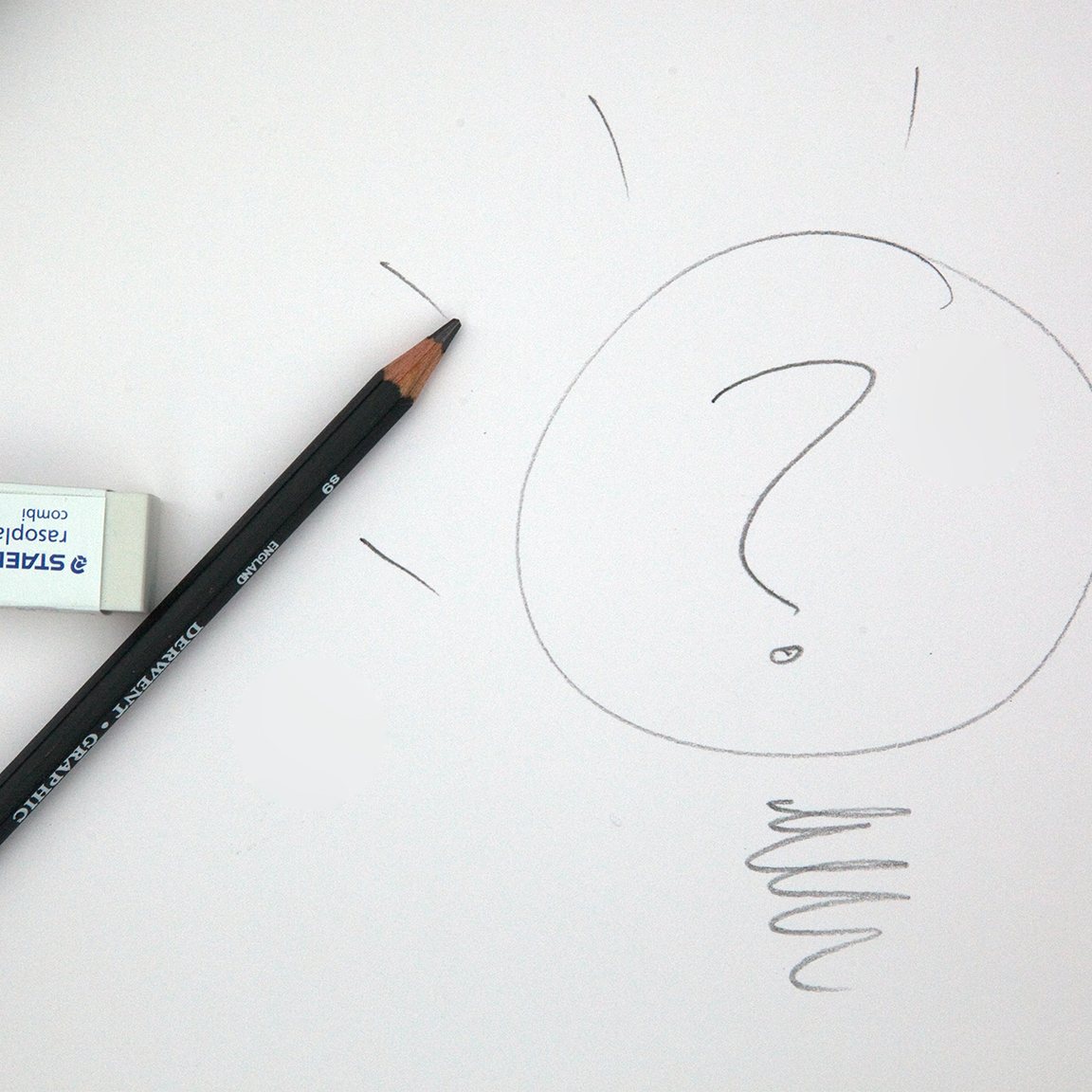 Potlood met vraagteken op wit papier